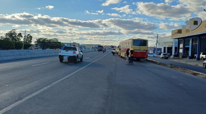 Ciclista atropelada por ônibus na BR-407, em Juazeiro, segue internada em estado grave