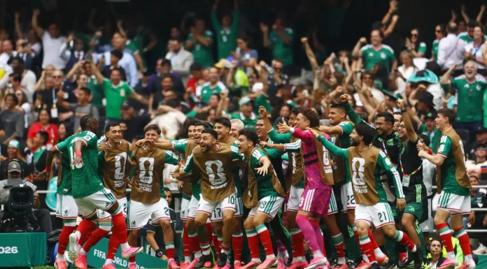 México abre Copa vencendo África do Sul em duelo com três expulsões