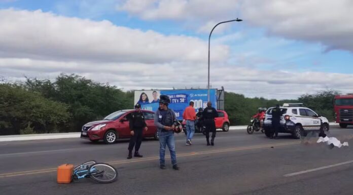 Ciclista morre atropelado por carro ao tentar atravessar a Avenida Clementino Coelho em Petrolina