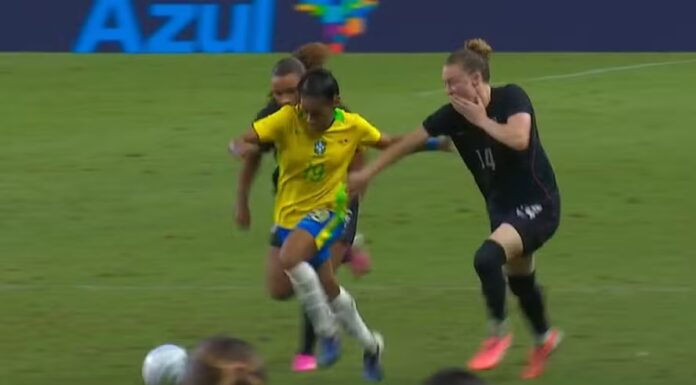 Seleção feminina perde para os EUA em amistoso marcado por quatro expulsões e grande presença da torcida