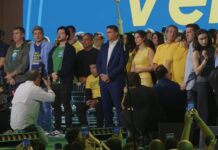 PL lança candidatura de Flávio à Presidência em evento com vídeo de Jair Bolsonaro feito por IA, apoio de Michelle e discurso de Milei