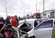 Acidente entre carro e caminhão deixa três pessoas feridas na Avenida Sete de Setembro, em Petrolina