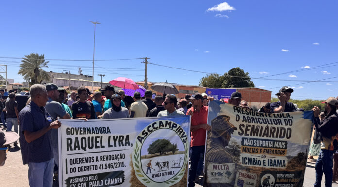 Manifestação de campesinos afetados por restrições da reserva do Tatu Bola interditam BR-428, em Lagoa Grande