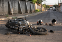 Acidente entre motocicleta e caminhão deixa dois homens feridos no Centro de Lagoa Grande