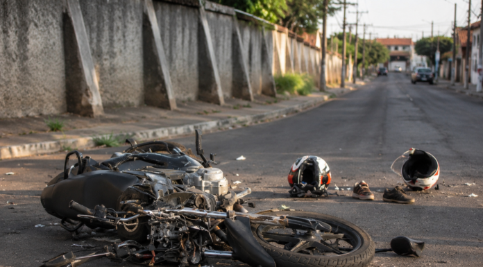 Acidente entre motocicleta e caminhão deixa dois homens feridos no Centro de Lagoa Grande