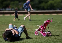 Pais estão menos presentes na criação de filhos, aponta estudo