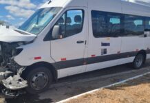Colisão entre caminhonete e van deixa três feridos na BR-428, em Petrolina