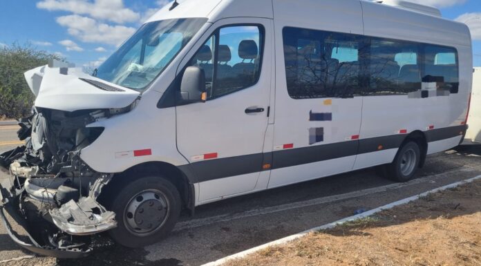 Colisão entre caminhonete e van deixa três feridos na BR-428, em Petrolina