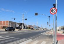 Prefeitura de Petrolina conclui instalação de novo semáforo na Avenida Transnordestina e amplia segurança viária