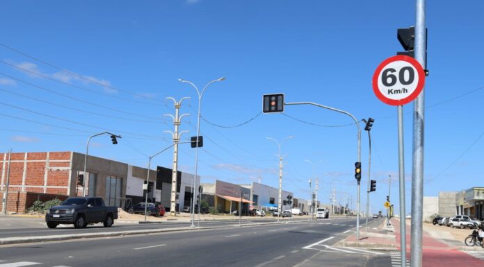 Prefeitura de Petrolina conclui instalação de novo semáforo na Avenida Transnordestina e amplia segurança viária