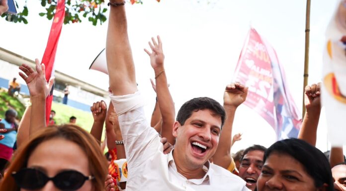 João Campos leva campanha às ruas de Xexéu e reforça parceria com Lula