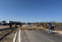 Manifestantes interditam trecho da BR-116 em protesto por rota alternativa após interdição da ponte sobre o Rio Brígida em Orocó