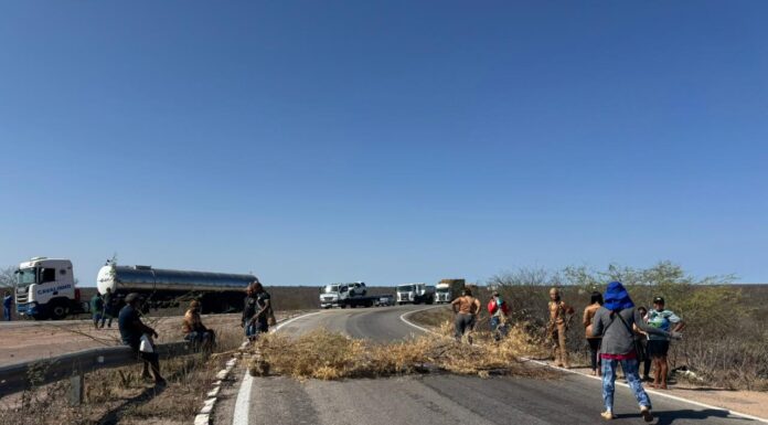 Manifestantes interditam trecho da BR-116 em protesto por rota alternativa após interdição da ponte sobre o Rio Brígida em Orocó