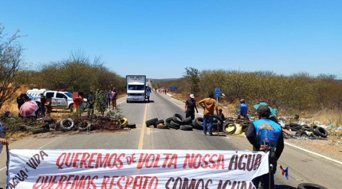 Protesto contra falta d’água interdita trecho da BR-407, em Petrolina
