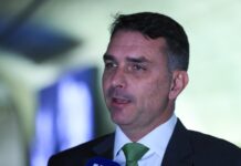 Flávio Bolsonaro diz que Dino e ‘tropa de choque de Lula no STF’ protegeram Moraes
