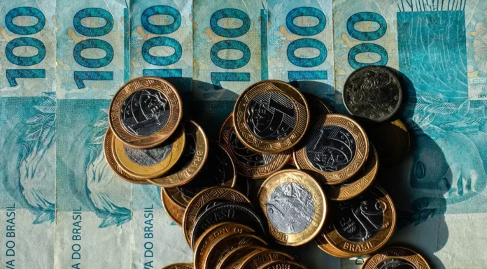Orçamento de 2027 prevê salário mínimo de R$ 1.741